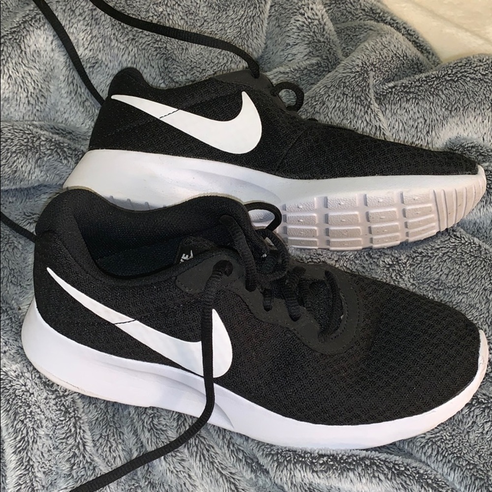 Size 7 Nike running shoe💕